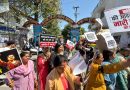 नारी शक्ति वंदन अधिनियम का विरोध करने वाले विपक्ष के खिलाफ डीएवी कॉलेज चौक पर महिलाओं का विरोध प्रदर्शन