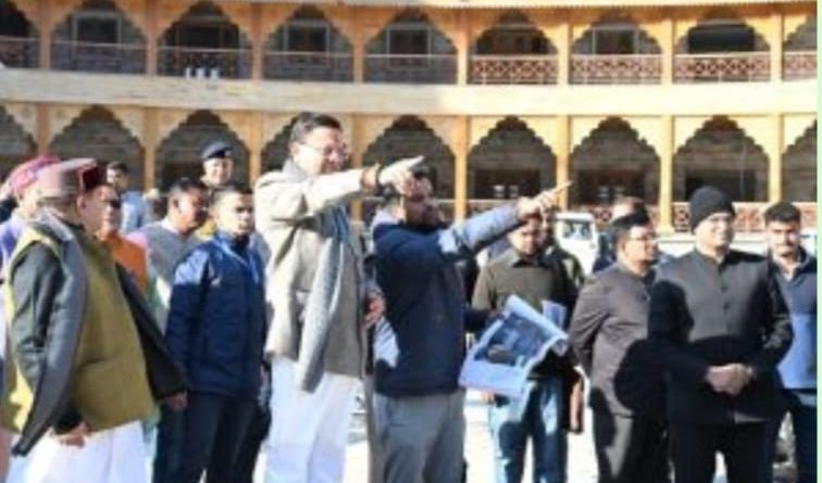 मुख्यमंत्री धामी ने ग्राउंड जीरो पर उतरकर बद्रीनाथ धाम मास्टर प्लान की गहन समीक्षा की  विकास कार्यों की गुणवत्ता और समयसीमा पर सख्त निर्देश,  अधिकारियों को दी स्पष्ट जिम्मेदारी  पूर्ण हो चुके प्रोजेक्ट्स के शीघ्र हस्तांतरण के निर्देश  व्यवस्थाओं को और सुदृढ़ करने पर जोर  तीर्थयात्रियों को विश्वस्तरीय सुविधाएं उपलब्ध कराने के लिए सरकार प्रतिबद्ध